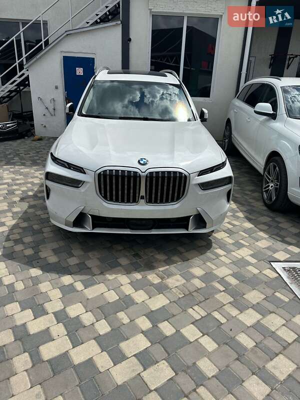 Позашляховик / Кросовер BMW X7 2024 в 