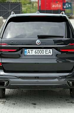 Позашляховик / Кросовер BMW X7 2022 в 
