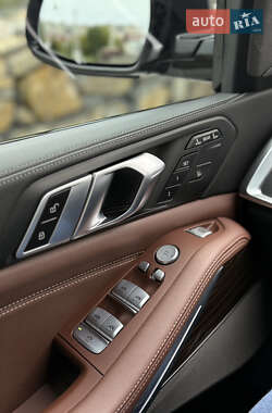Позашляховик / Кросовер BMW X7 2022 в 