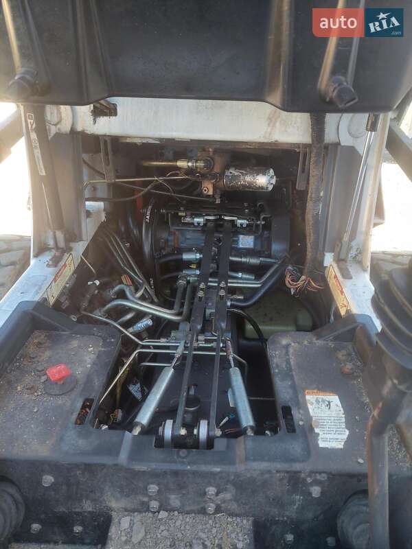 Міні-вантажник Bobcat S590 2014 в Львові фото 5 Міні-вантажник Bobcat S590 2014 в Львові