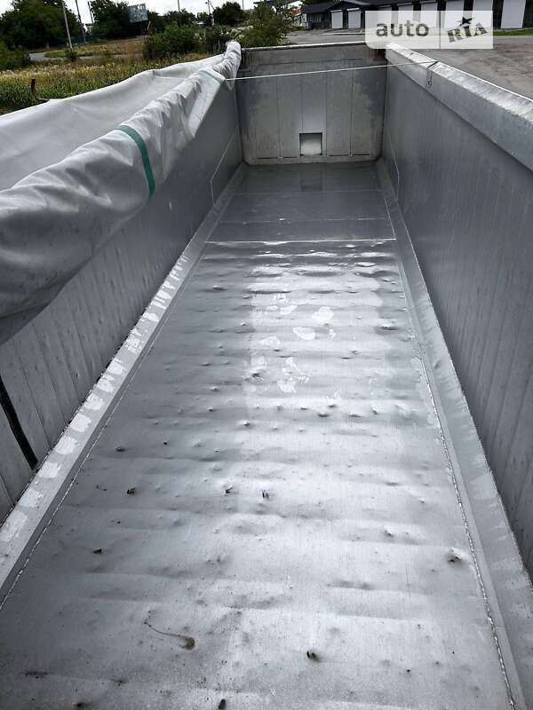 Самоскид напівпричіп Bodex KIS 3W-A 2011 в Гайвороні