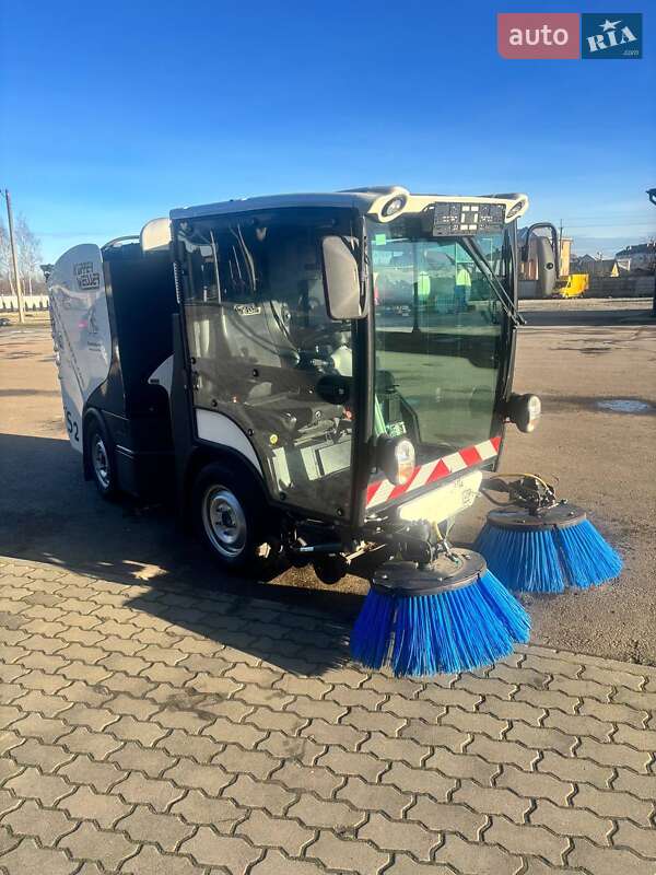 Подметальная машина Boschung Urban Sweeper S2 2016 в Брошневе-Осаде