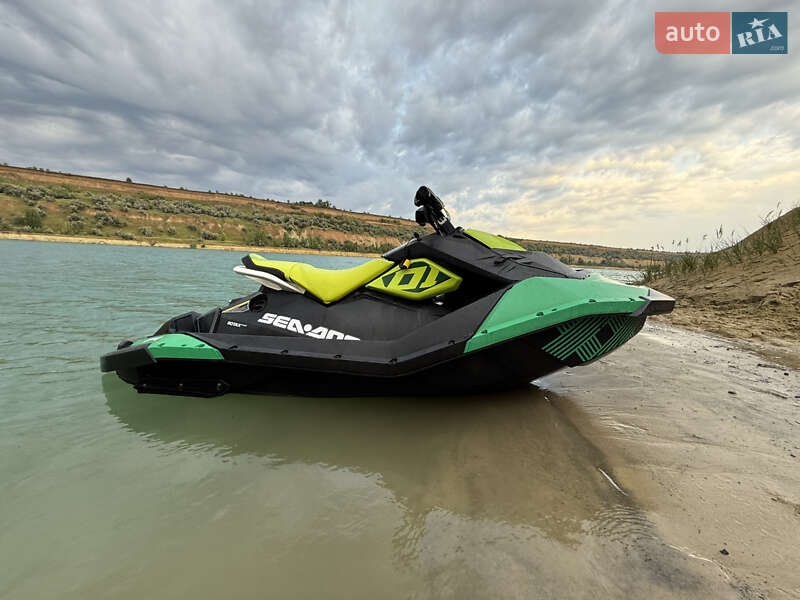 Гидроцикл спортивный BRP Spark 2018 в 