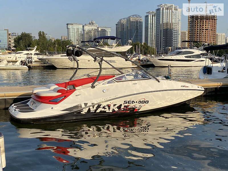 Катер BRP Wake 2010 в Киеве