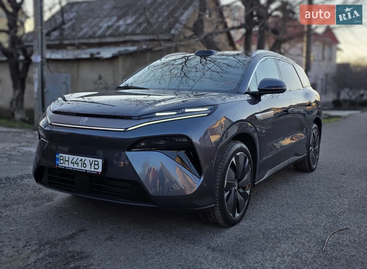 Нове авто з Китаю, куплялось на продаж.
Зберігання у гаражі.
Великий, динамічний, комфортний електромобіль.
Відкрита система Android з можливістю встановлення apk додатків. 
Проекція на лобове скло.

Системи помічників при водінні.
Адаптавна підвіска.

Вентиляція, підігрів та массаж 1го та 2го ряду сидінь.
