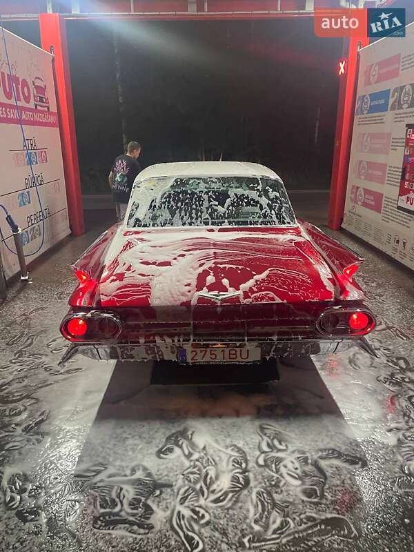 Седан Cadillac DE Ville 1961 в Києві