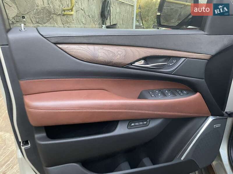 Внедорожник / Кроссовер Cadillac Escalade 2016 в Киеве