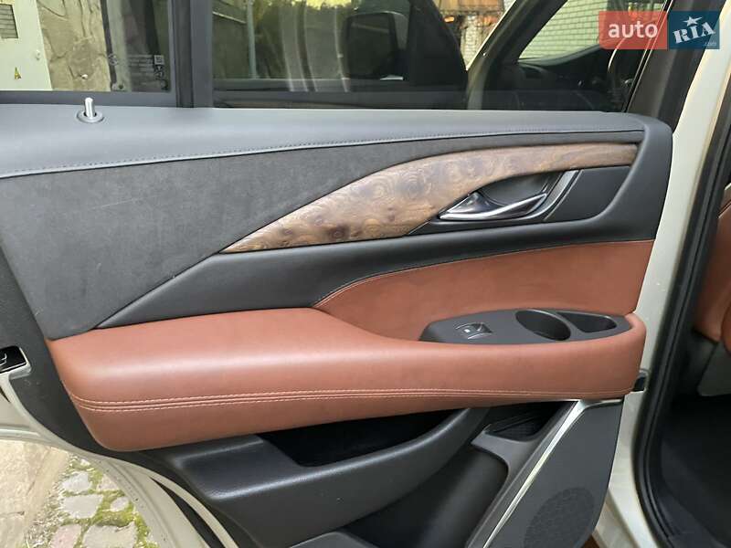 Внедорожник / Кроссовер Cadillac Escalade 2016 в Киеве