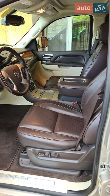 Внедорожник / Кроссовер Cadillac Escalade 2013 в Киеве