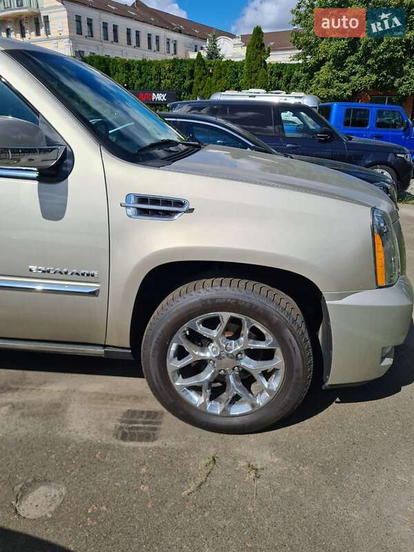 Внедорожник / Кроссовер Cadillac Escalade 2013 в Киеве
