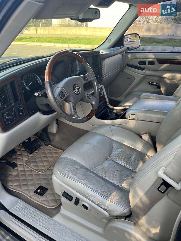 Позашляховик / Кросовер Cadillac Escalade 2004 в Южноукраїнську