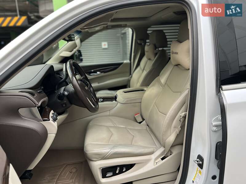 Внедорожник / Кроссовер Cadillac Escalade 2016 в Киеве
