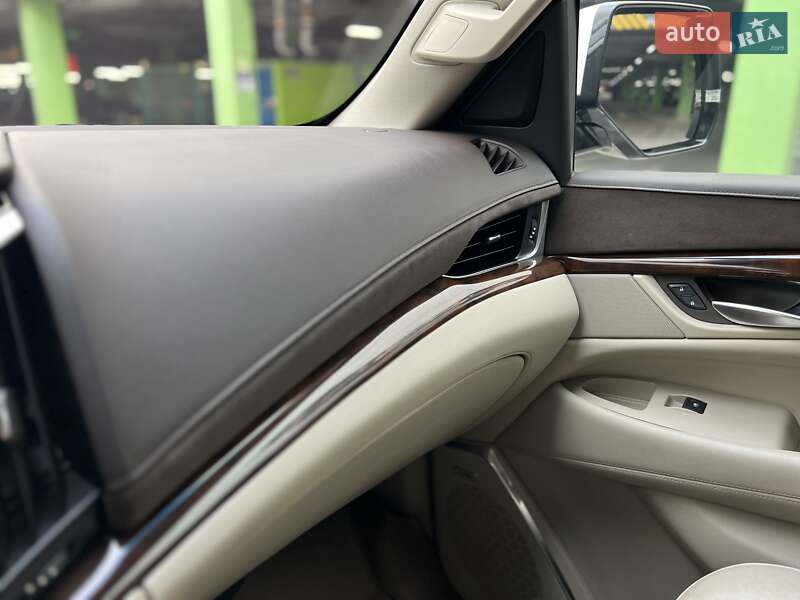 Внедорожник / Кроссовер Cadillac Escalade 2016 в Киеве