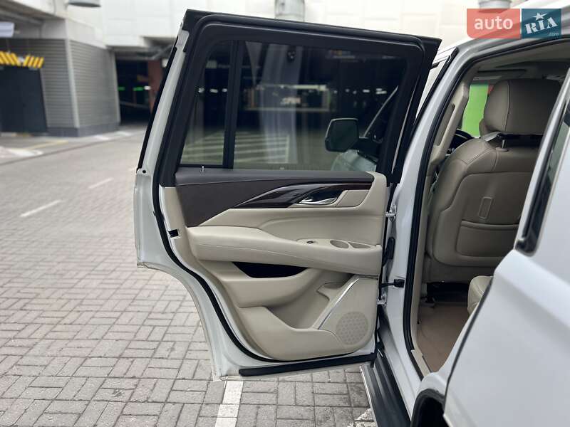 Внедорожник / Кроссовер Cadillac Escalade 2016 в Киеве