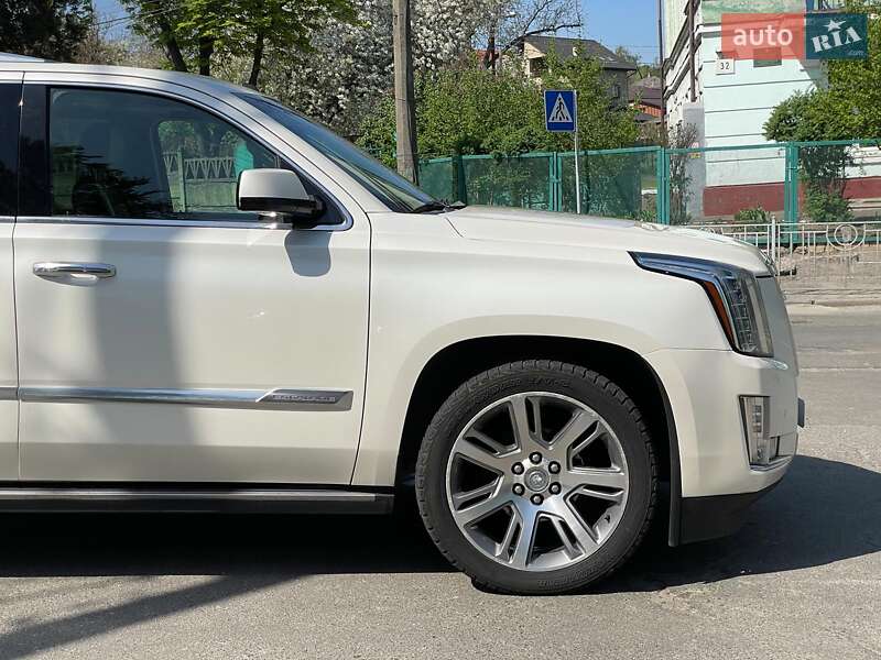 Внедорожник / Кроссовер Cadillac Escalade 2014 в Киеве