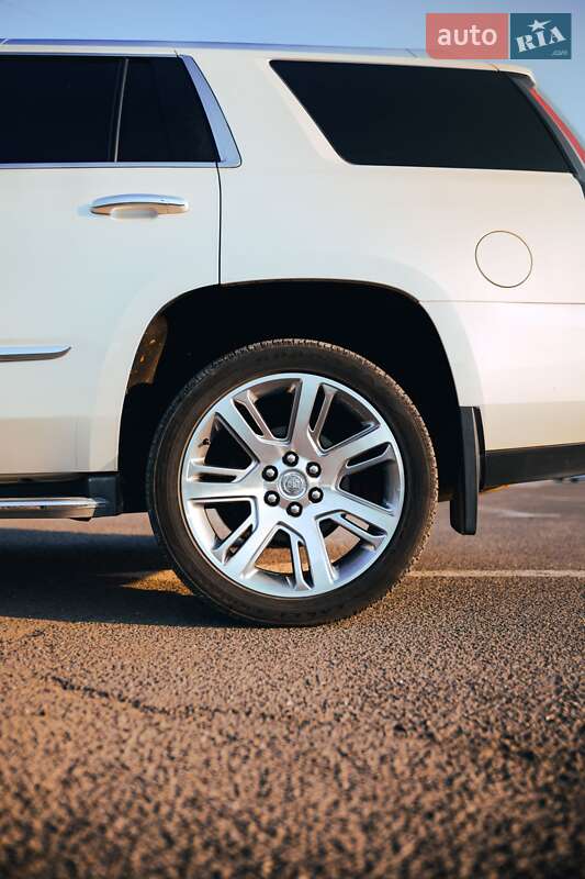 Внедорожник / Кроссовер Cadillac Escalade 2014 в Ужгороде