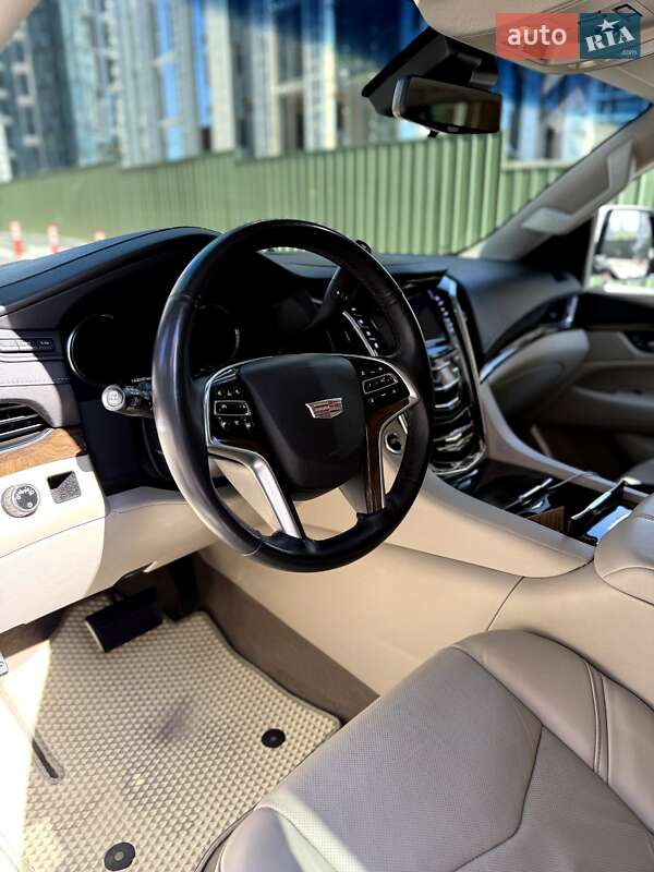 Внедорожник / Кроссовер Cadillac Escalade 2017 в Киеве