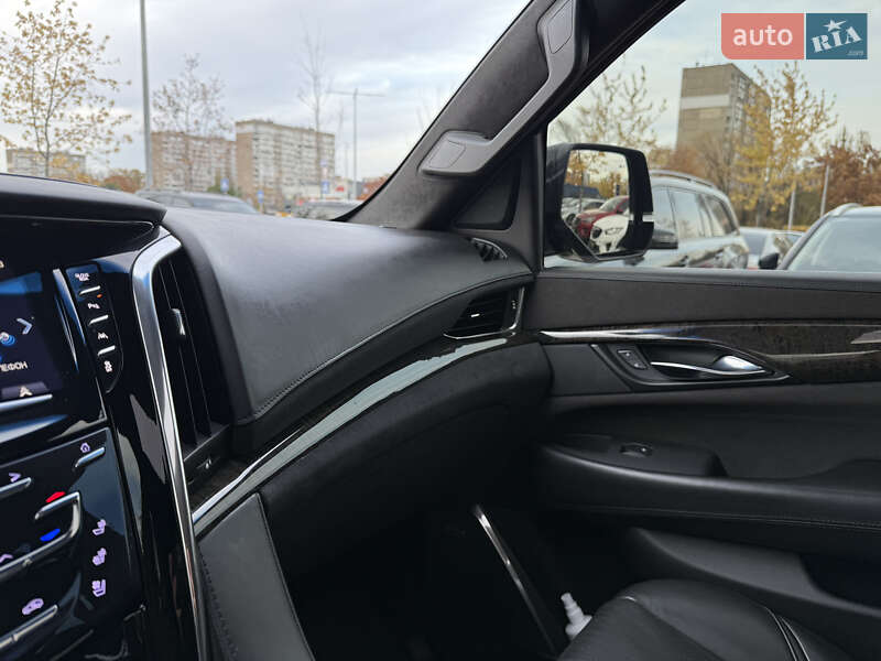 Внедорожник / Кроссовер Cadillac Escalade 2015 в Киеве