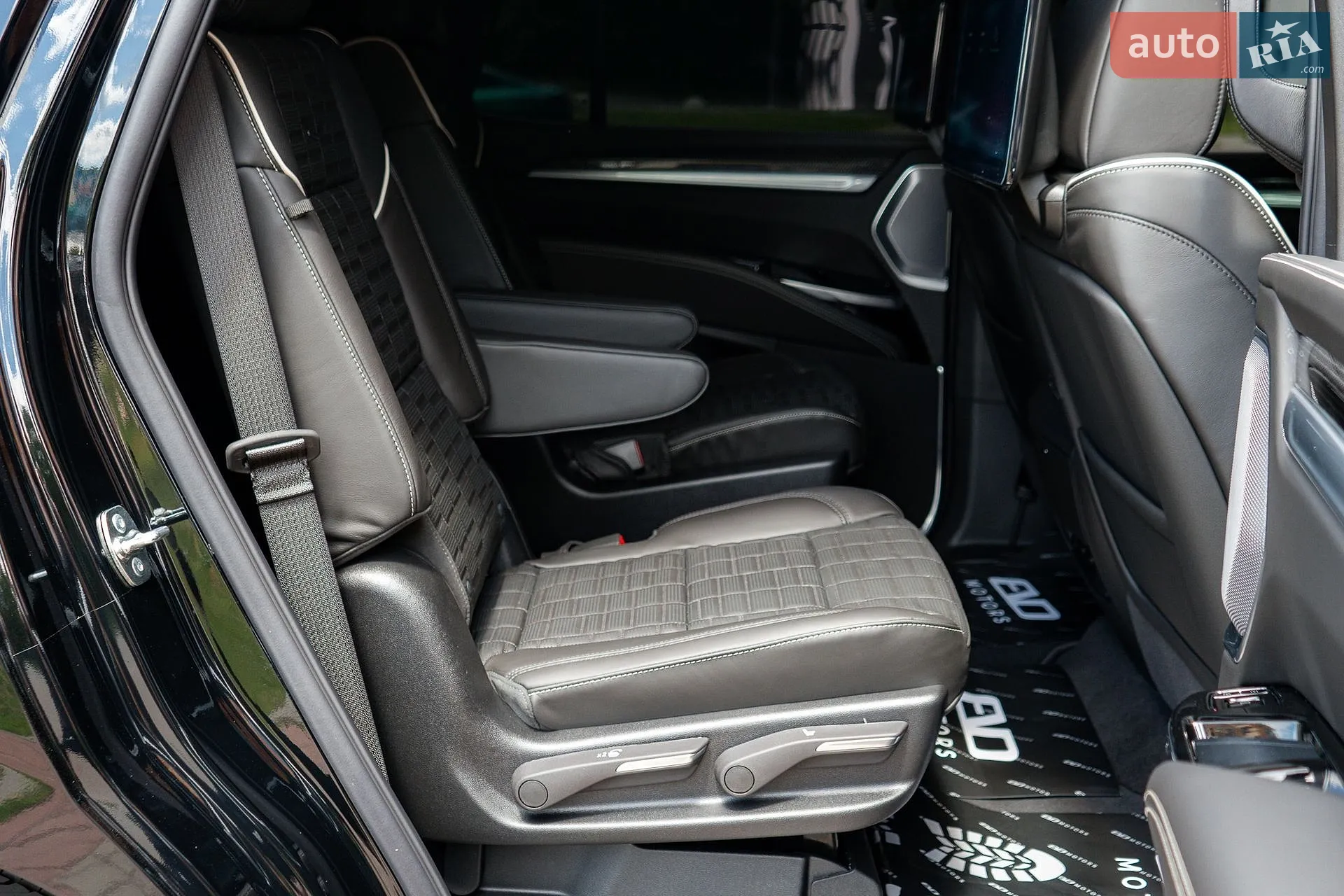2026 Cadillac Escalade - мініатюра 66