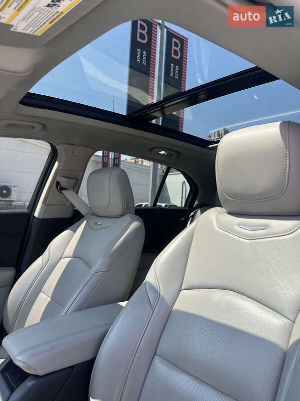Внедорожник / Кроссовер Cadillac XT4 2018 в Киеве