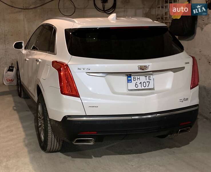 Позашляховик / Кросовер Cadillac XT5 2016 в Рені