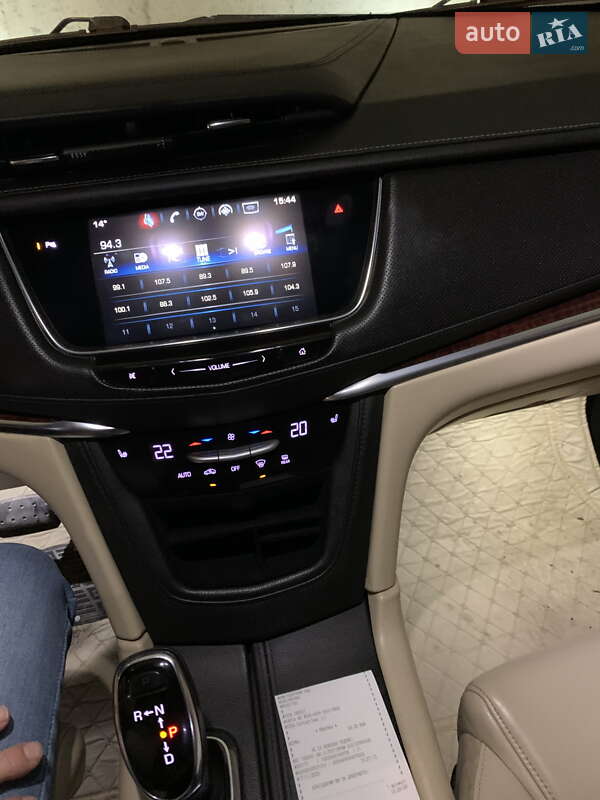 Позашляховик / Кросовер Cadillac XT5 2016 в Рені