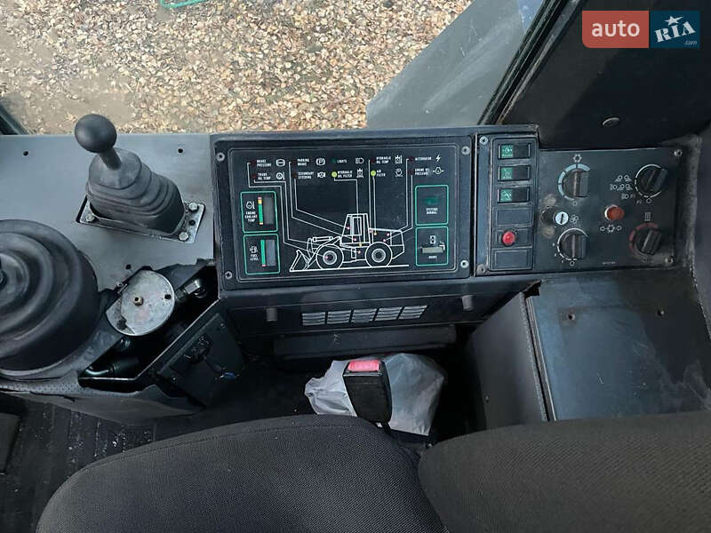 Фронтальный погрузчик Case IH 821 2000 в Барановке