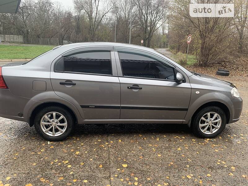 Седан Chevrolet Aveo 2011 в Кривом Роге