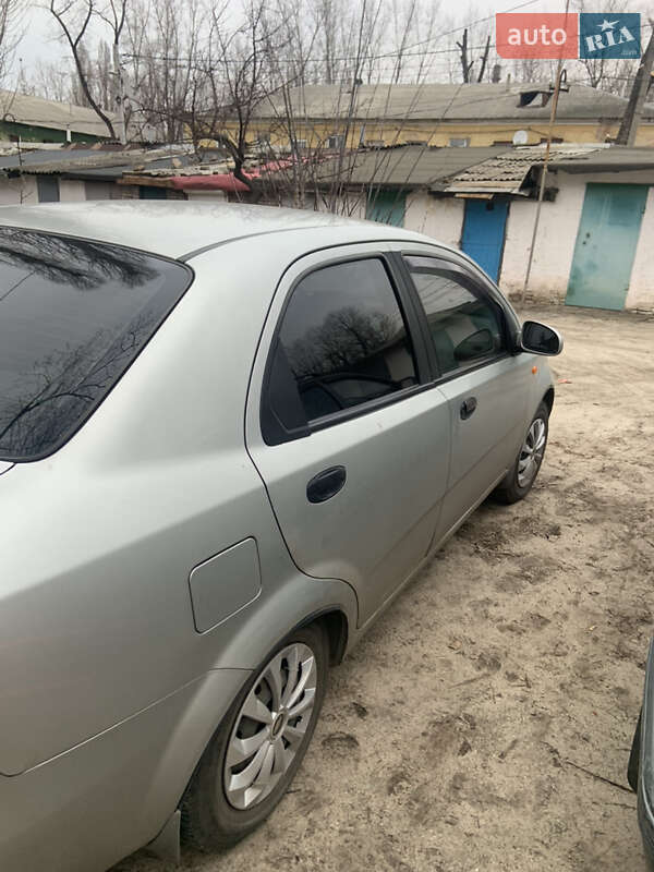 Седан Chevrolet Aveo 2005 в Днепре
