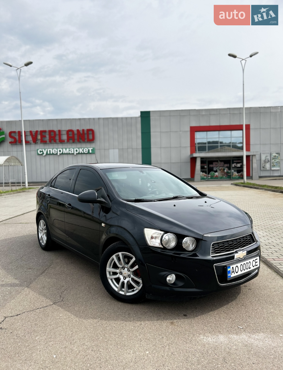 Всім привіт, продаю своє власне авто у відмінному стані, грошей не шкодував. Стан сів і поїхав, було замінено:
1. Масло в двигуні + фільтри
2. Масло в коробці + фільтр
3. Антифріз
4. Ремінь ГРМ
Вкладень не потребує
Встановив дорогу систему сигналізації Pandora з можливістю запуски двигуна дистанційно з кнопки, п?ючи дома кавіль. Машинка ціла, не фарбована. В максимальній для нашого ринку комплектації купувався новим з автосалона GMC в Києві 30.11.2012 року. Разом з машиною віддаю повний комплект до неї: 
Шини Michelin літо 
Шини Continental зима 
Й богато-богато іншого
Також разом з авто продаю й номера
Дзвоніть, пишіть, відповім на ваші запитання:)