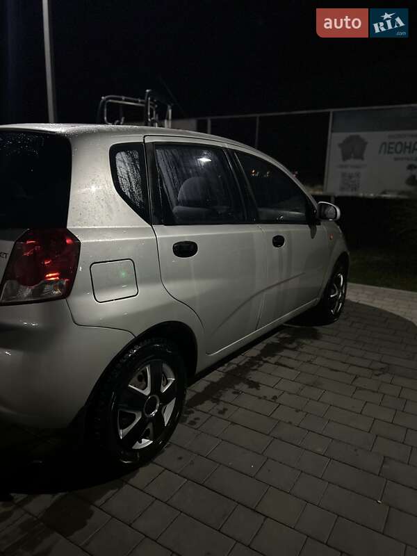 Хэтчбек Chevrolet Aveo 2005 в Виноградове