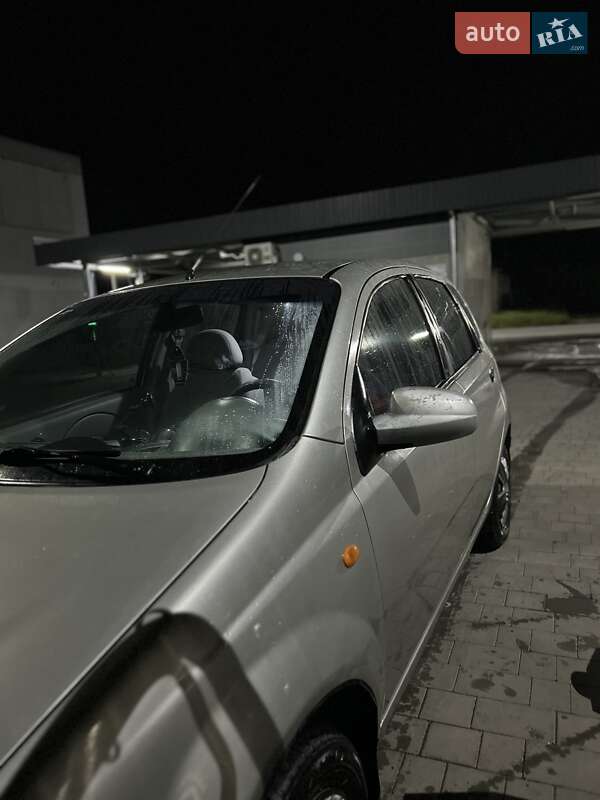 Хэтчбек Chevrolet Aveo 2005 в Виноградове