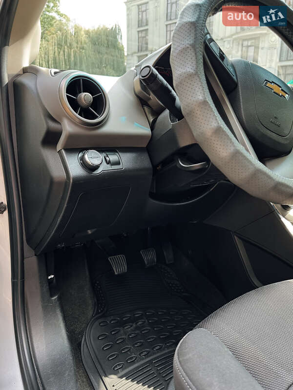 Хэтчбек Chevrolet Aveo 2011 в Черновцах