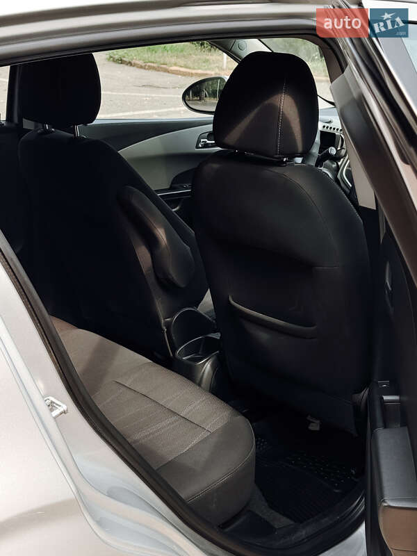 Хэтчбек Chevrolet Aveo 2011 в Черновцах