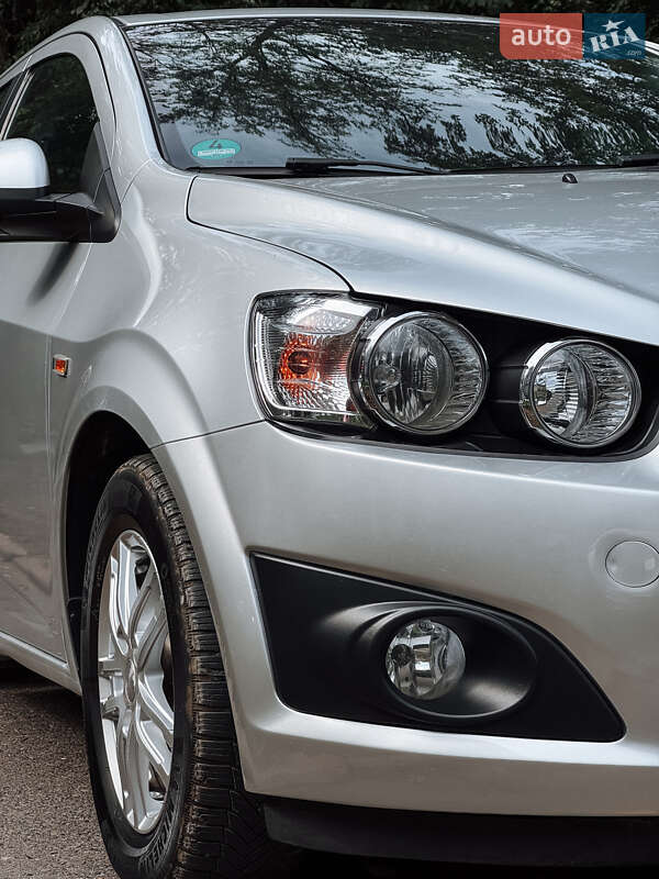 Хэтчбек Chevrolet Aveo 2011 в Черновцах