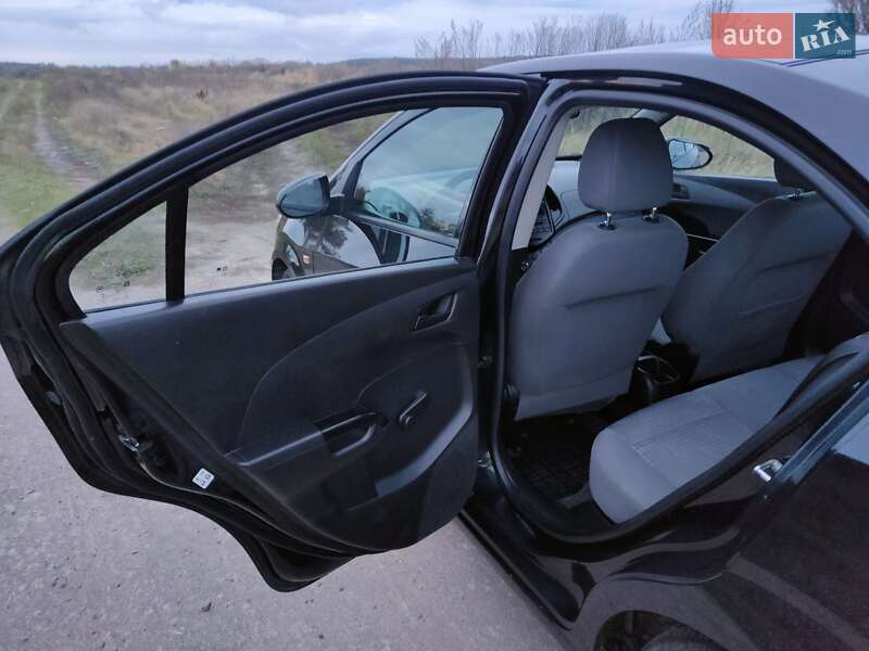 Седан Chevrolet Aveo 2012 в Чернигове
