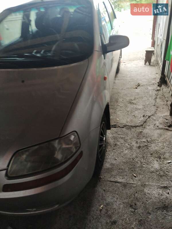 Седан Chevrolet Aveo 2004 в Оболони