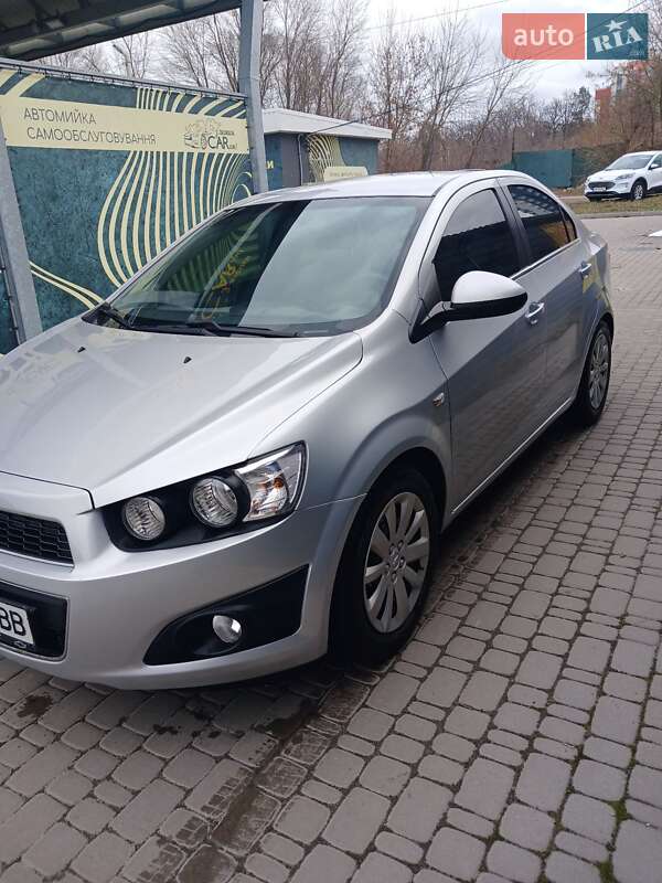 Седан Chevrolet Aveo 2013 в Ирпене