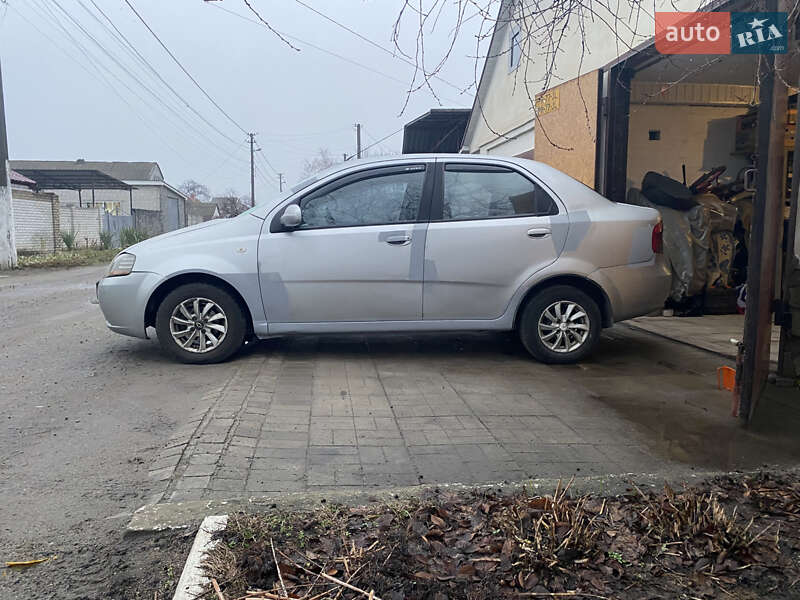 Седан Chevrolet Aveo 2005 в Днепре