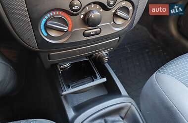 Хэтчбек Chevrolet Aveo 2006 в 