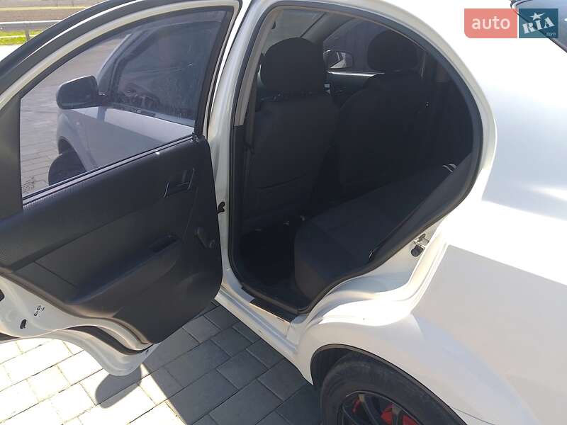 Седан Chevrolet Aveo 2010 в Полтаве
