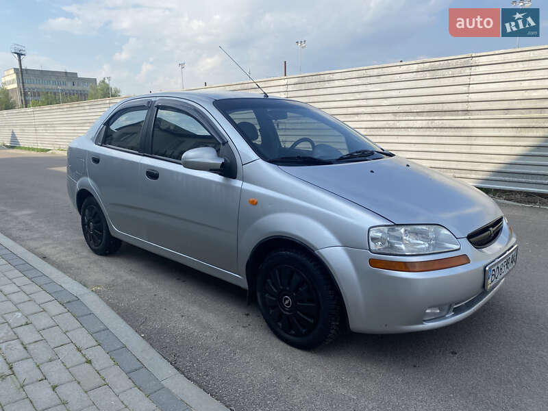 Седан Chevrolet Aveo 2005 в Ровно