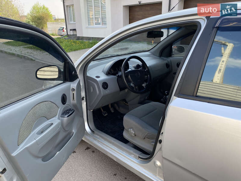 Седан Chevrolet Aveo 2005 в Ровно