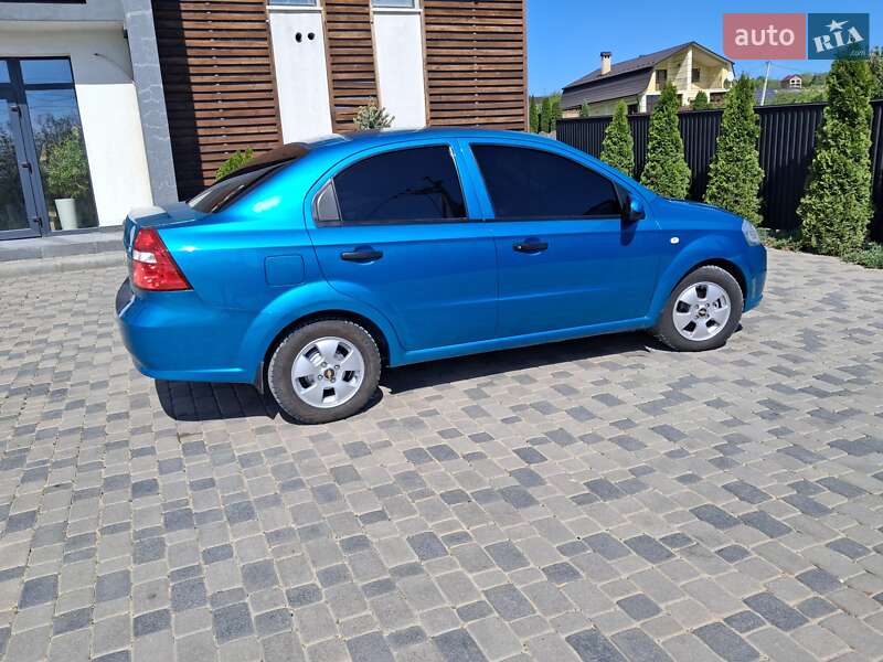 Седан Chevrolet Aveo 2009 в Чернівцях