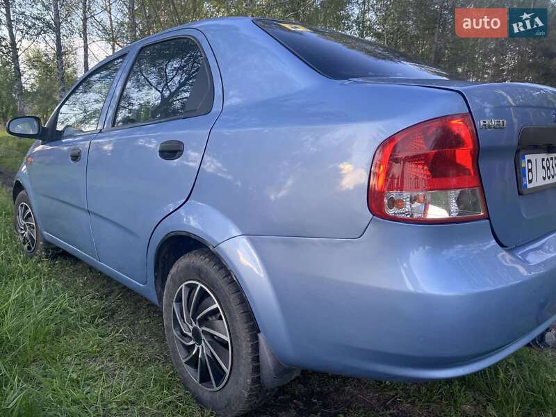 Седан Chevrolet Aveo 2004 в Миргороде