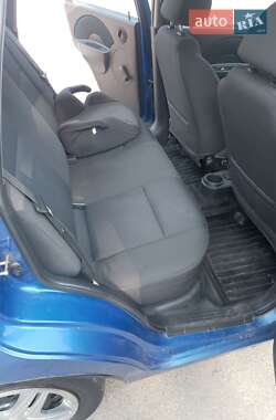Хэтчбек Chevrolet Aveo 2005 в 