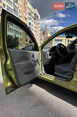 Хетчбек Chevrolet Aveo 2004 в 