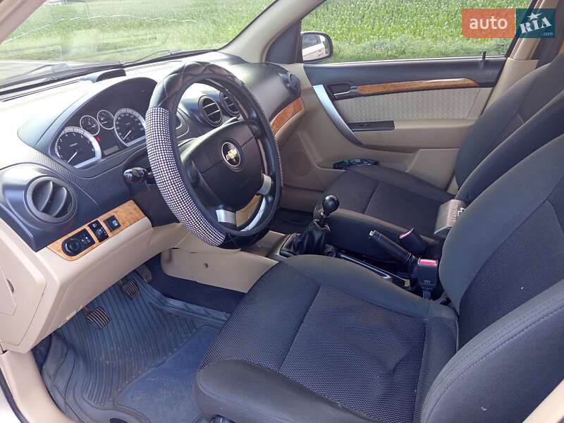 Седан Chevrolet Aveo 2008 в Ромнах