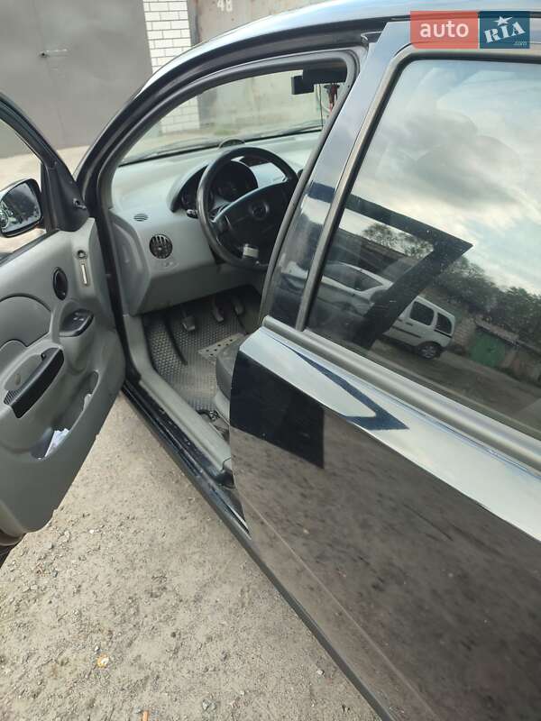 Седан Chevrolet Aveo 2004 в Днепре