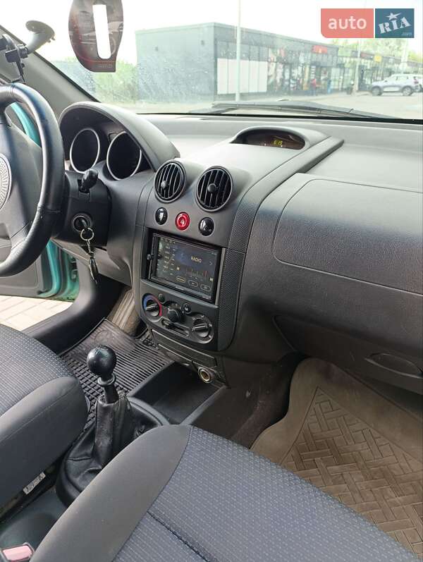 Седан Chevrolet Aveo 2005 в Днепре